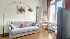 Appartement typiquement parisien au pied du métro